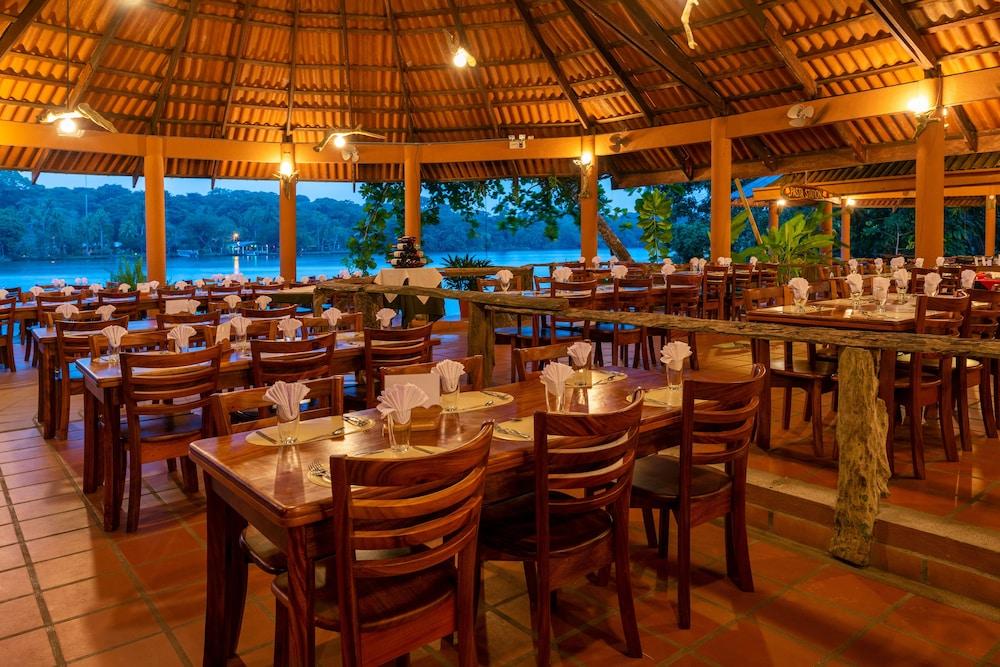 Laguna Lodge *